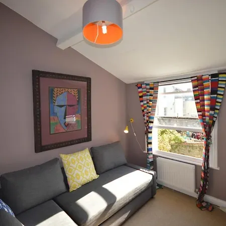 Outstanding 3 Bedroom House In Montpelier 度假居