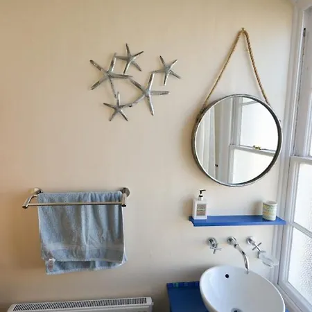 Outstanding 3 Bedroom House In Montpelier 度假居 *