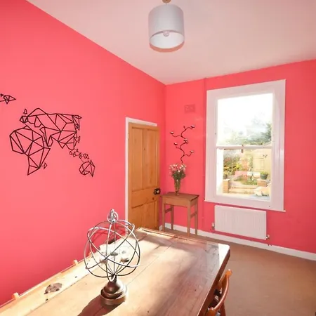 Outstanding 3 Bedroom House In Montpelier 度假居